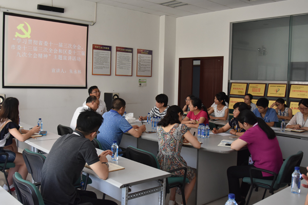 區(qū)級(jí)“微黨?！毙v活動(dòng)進(jìn)企業(yè)